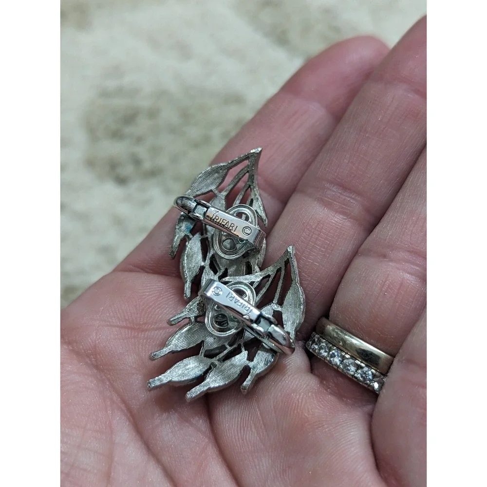 Vtg Trifari Leaf Earrings Silver Tone‎ Clip On Art Deco Style Retro Vintage